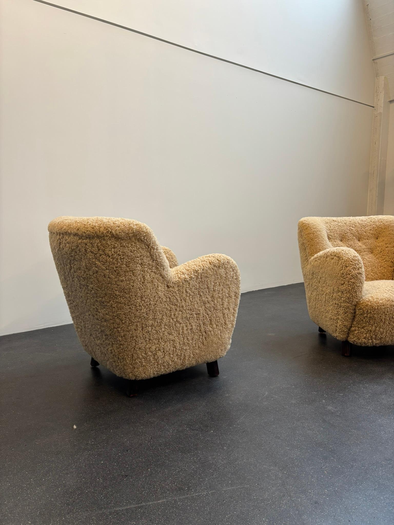 Mogens Lasssen Coppia di poltrone in olmo e pelle di pecora, anni '40 in vendita 9