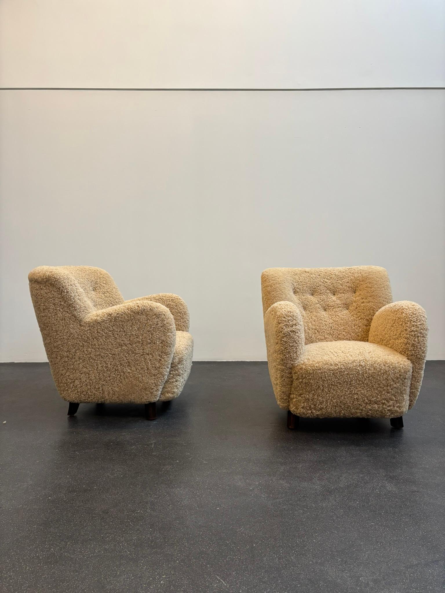 Mogens Lasssen Coppia di poltrone in olmo e pelle di pecora, anni '40 in vendita 10