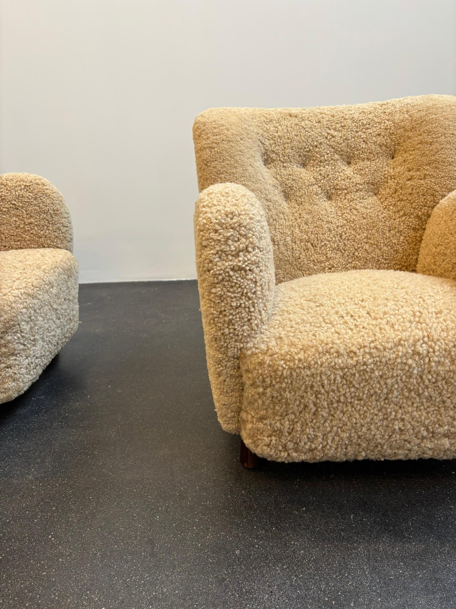 Mogens Lasssen Coppia di poltrone in olmo e pelle di pecora, anni '40 in vendita 11