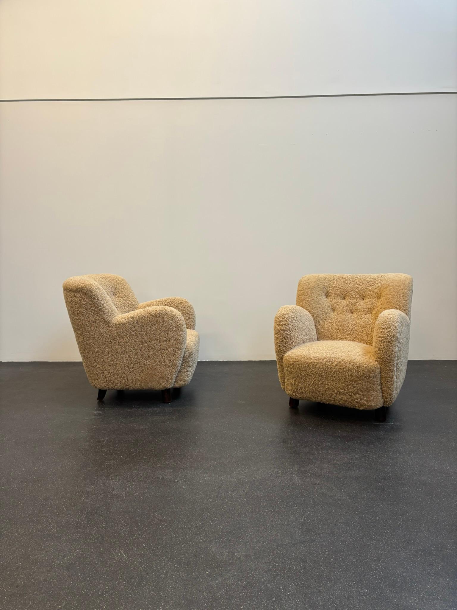 Coppia di poltrone Mogens Lassen in pelle di pecora color miele, anni '40.

Il prezzo si riferisce alla coppia di sedie.

Letteratura: Sigvard Bernadotte & Johs Lehm-Laursen, 'Dansk Boligkunst 1947', Bd. II, simile all'illustrazione di pag. 212 per