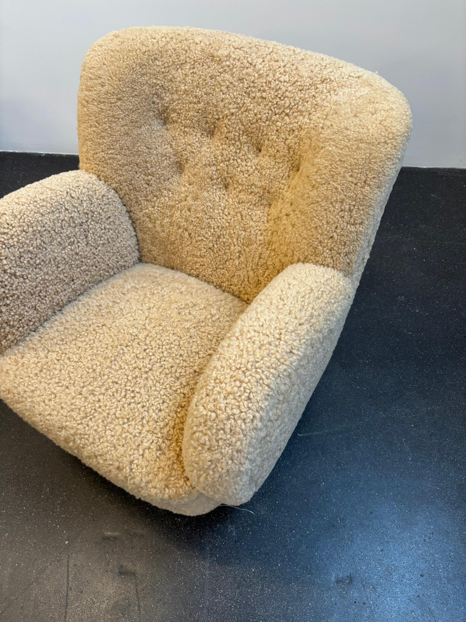 Scandinavo moderno Mogens Lasssen Coppia di poltrone in olmo e pelle di pecora, anni '40 in vendita