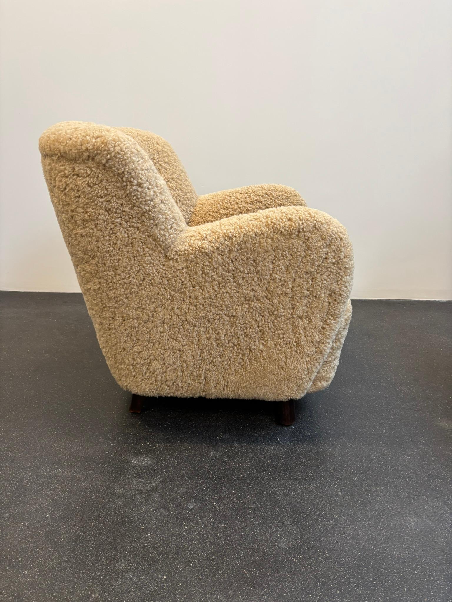 Danese Mogens Lasssen Coppia di poltrone in olmo e pelle di pecora, anni '40 in vendita