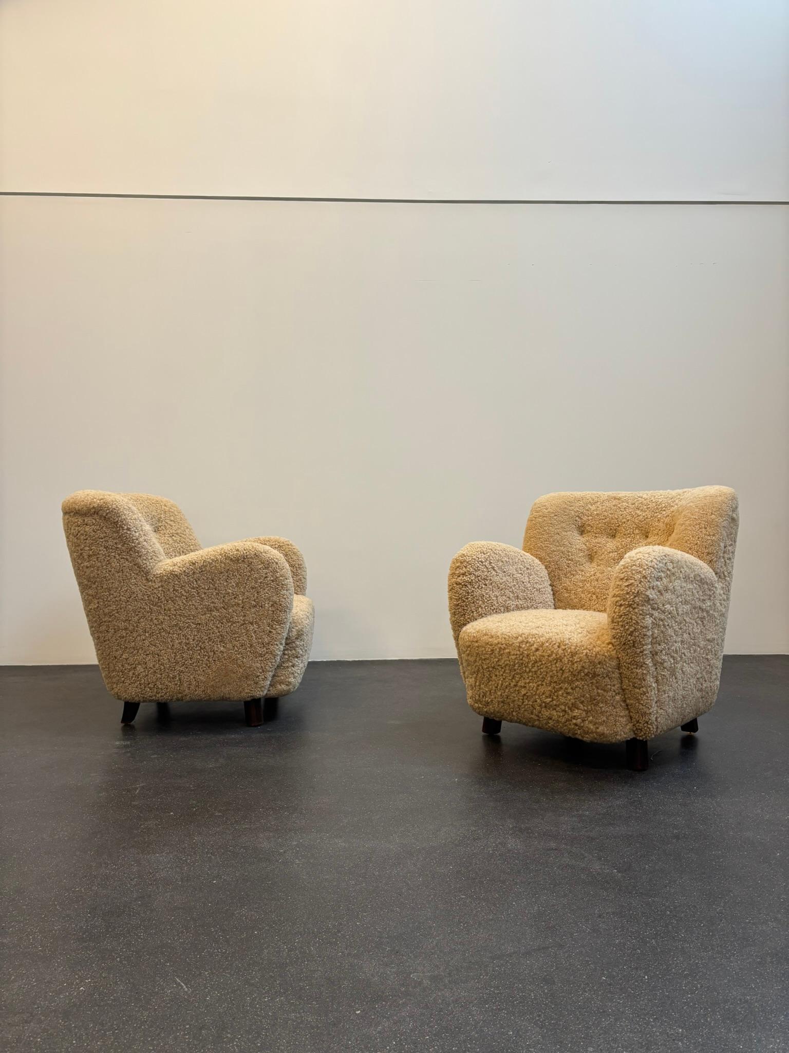 Mogens Lasssen Coppia di poltrone in olmo e pelle di pecora, anni '40 In condizioni ottime in vendita a Copenhagen, DK