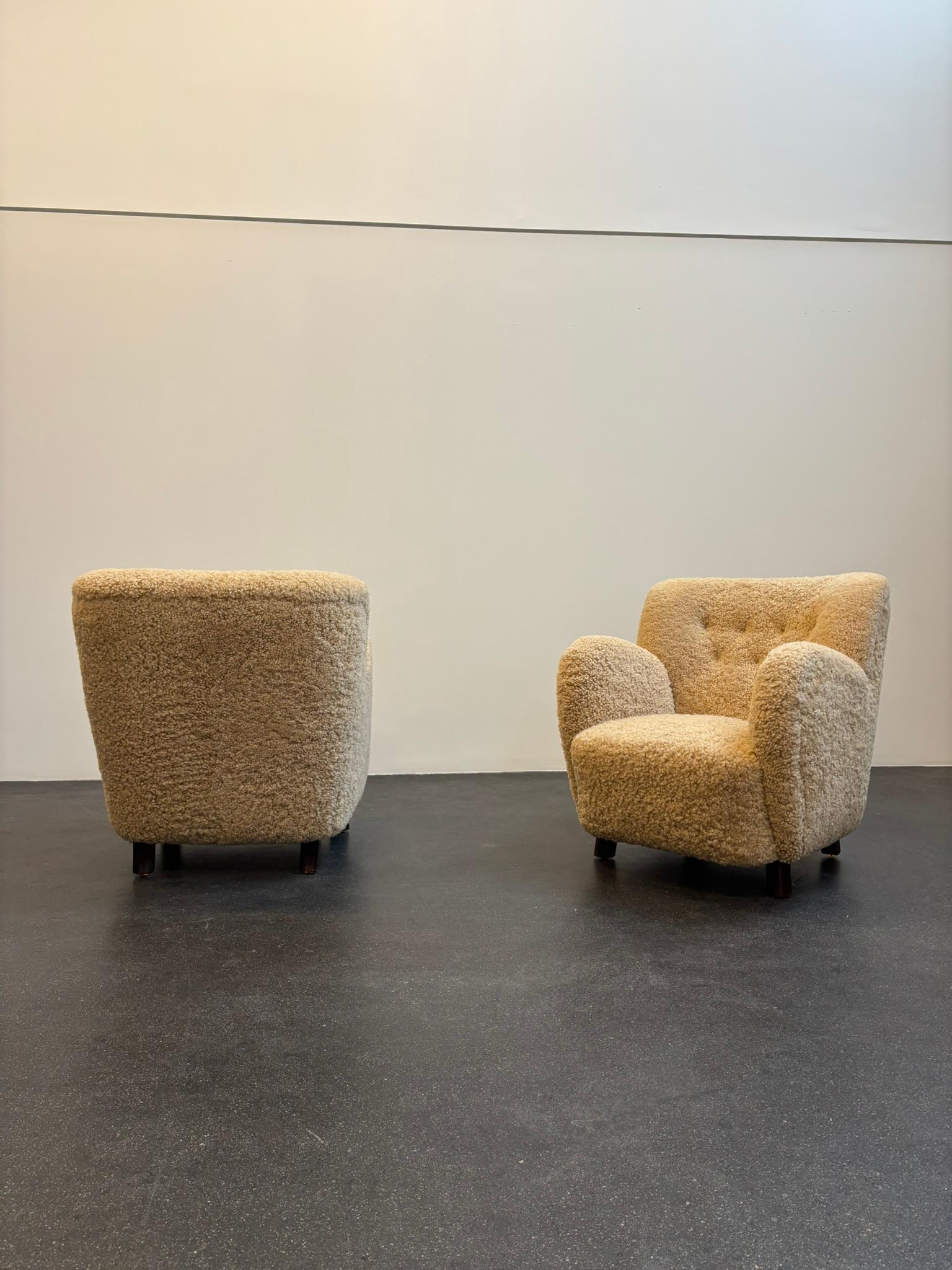 Metà XX secolo Mogens Lasssen Coppia di poltrone in olmo e pelle di pecora, anni '40 in vendita