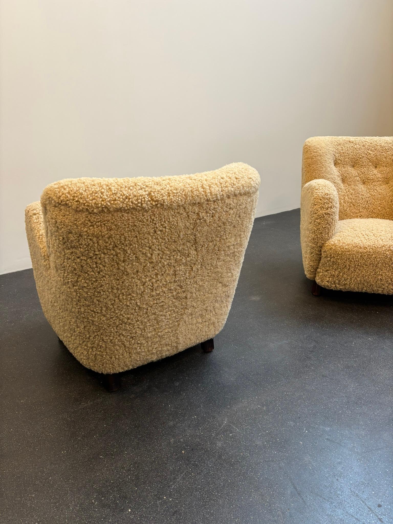 Montone Mogens Lasssen Coppia di poltrone in olmo e pelle di pecora, anni '40 in vendita