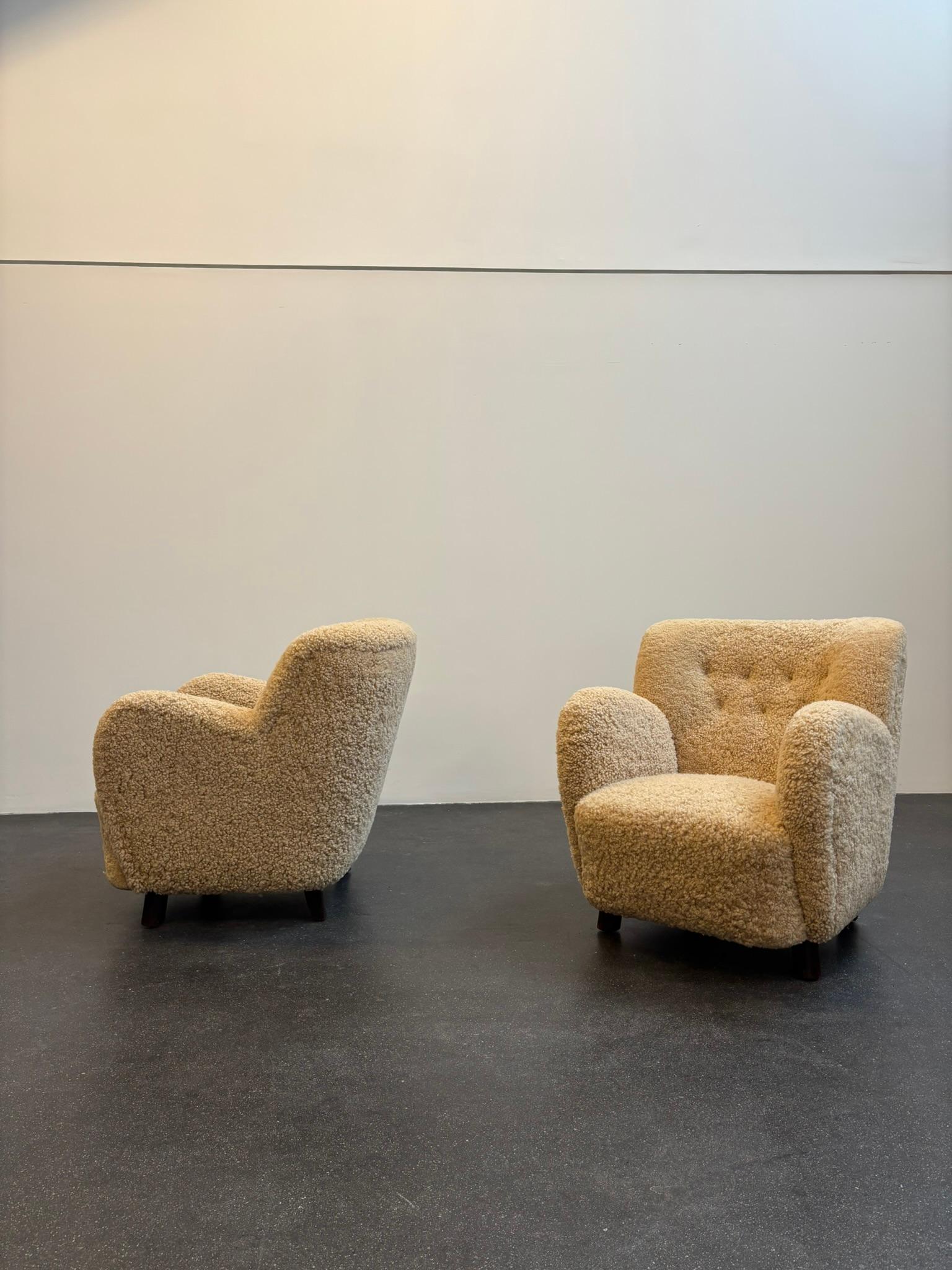 Mogens Lasssen Coppia di poltrone in olmo e pelle di pecora, anni '40 in vendita 1