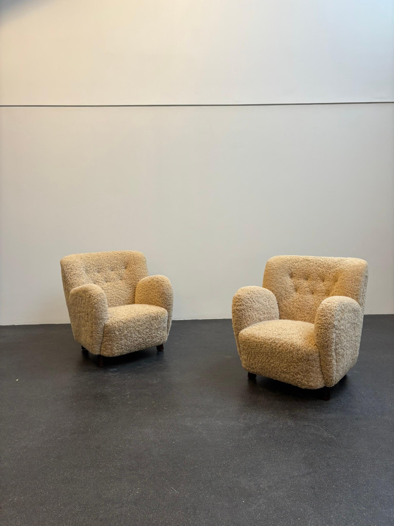 Mogens Lasssen Coppia di poltrone in olmo e pelle di pecora, anni '40 in vendita 2