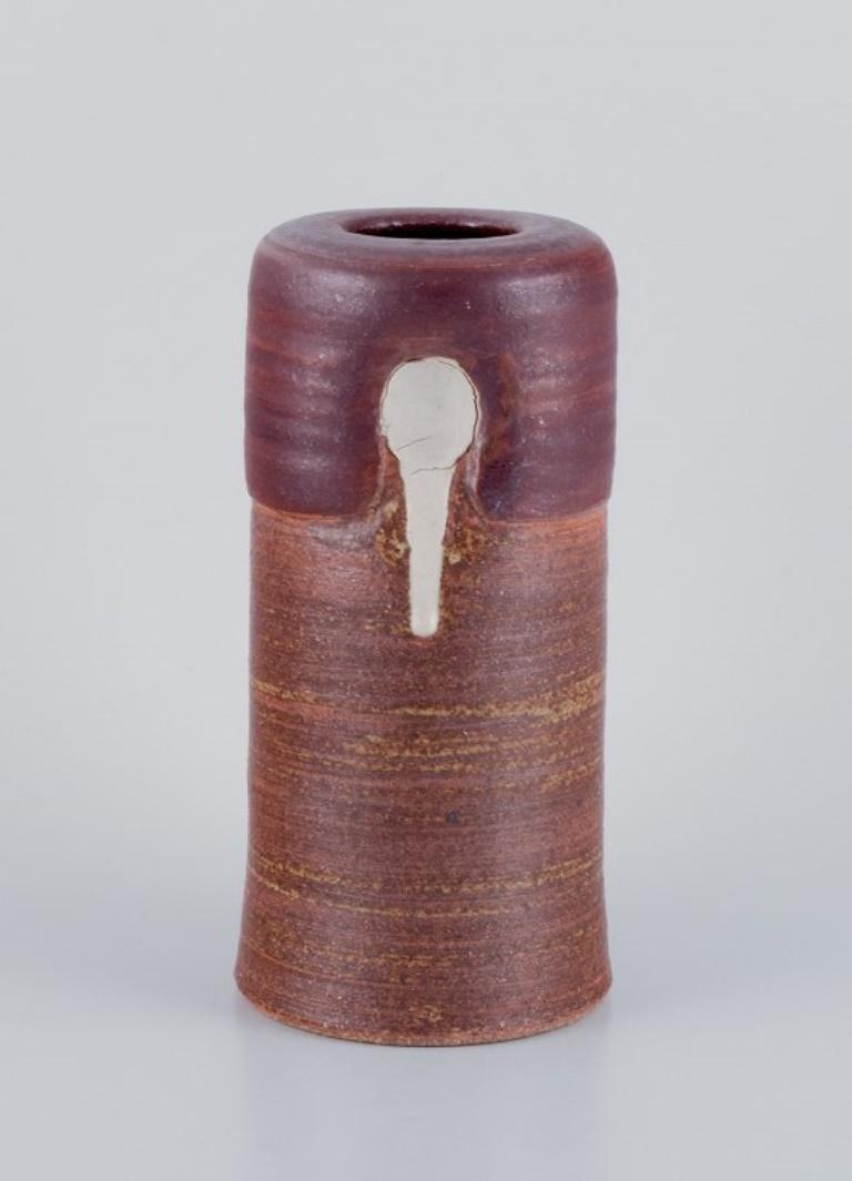 Mogens Nielsen, Nysted, Dänemark, zwei Keramikvasen. Handgefertigt.
In Brauntönen glasiert.
1978.
Unterschrieben.
In perfektem Zustand.
Groß: Höhe 20,3 cm, Durchmesser 10,0 cm.
Klein: Höhe 19,3 cm, Durchmesser 9,0 cm.