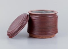 Mogens Nielsen, Nysted. Large handmade lidded jar in ceramic.