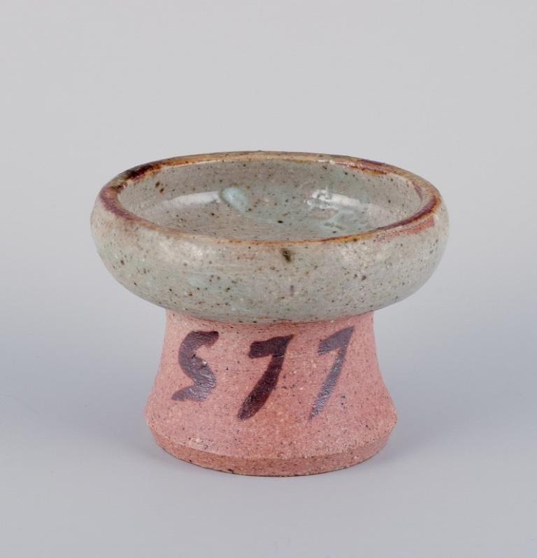 Mogens Nielsen, Nysted/ Stouby Keramik, et autres
Cinq pièces de céramique faites à la main dans des tons bruns.
Dans les années 1960/70.
En parfait état.
Partiellement signé.
Pichet : H 8,0 cm x P 6,5 cm.