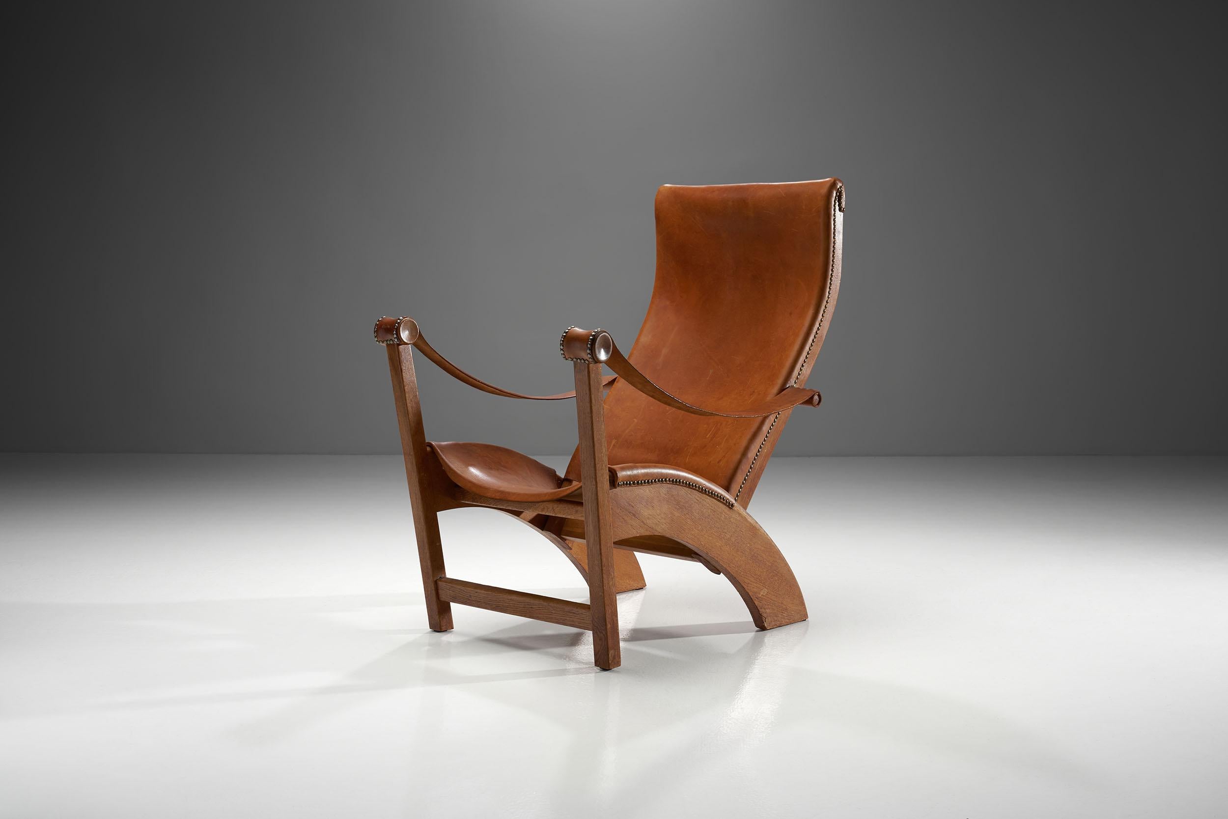 This “Københavnerstolen” (Copenhagen Chair) is Mogens Voltelen’s most famous design. This particular model is from an early edition, which can be observed in the armrests that are directly attached to the sides of the backrest.

The sweeping