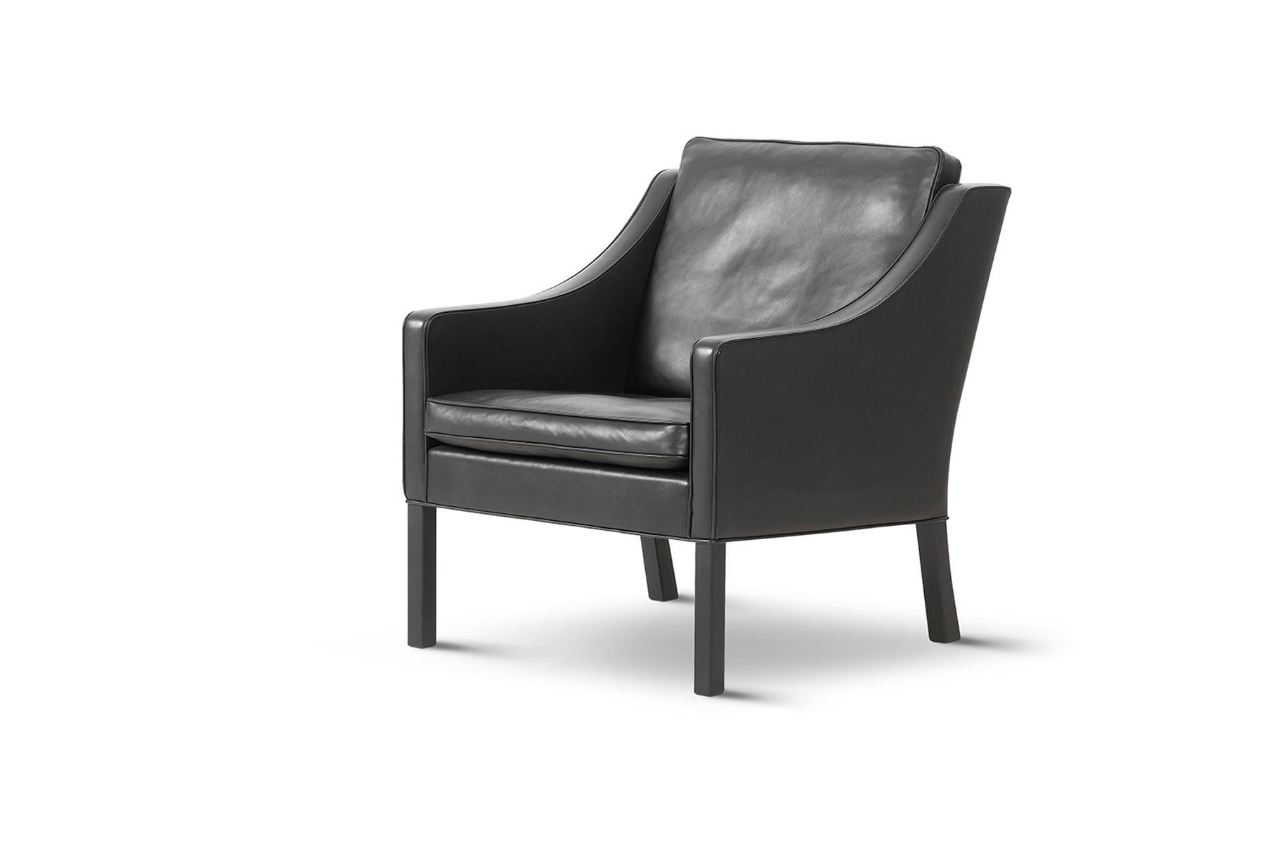 Le fauteuil de salon 2207 présente un dossier abaissé élégamment incurvé et a été conçu par Børge Mogensen en 1963. Il se marie avec les canapés 2208 deux places et 2209 trois places.