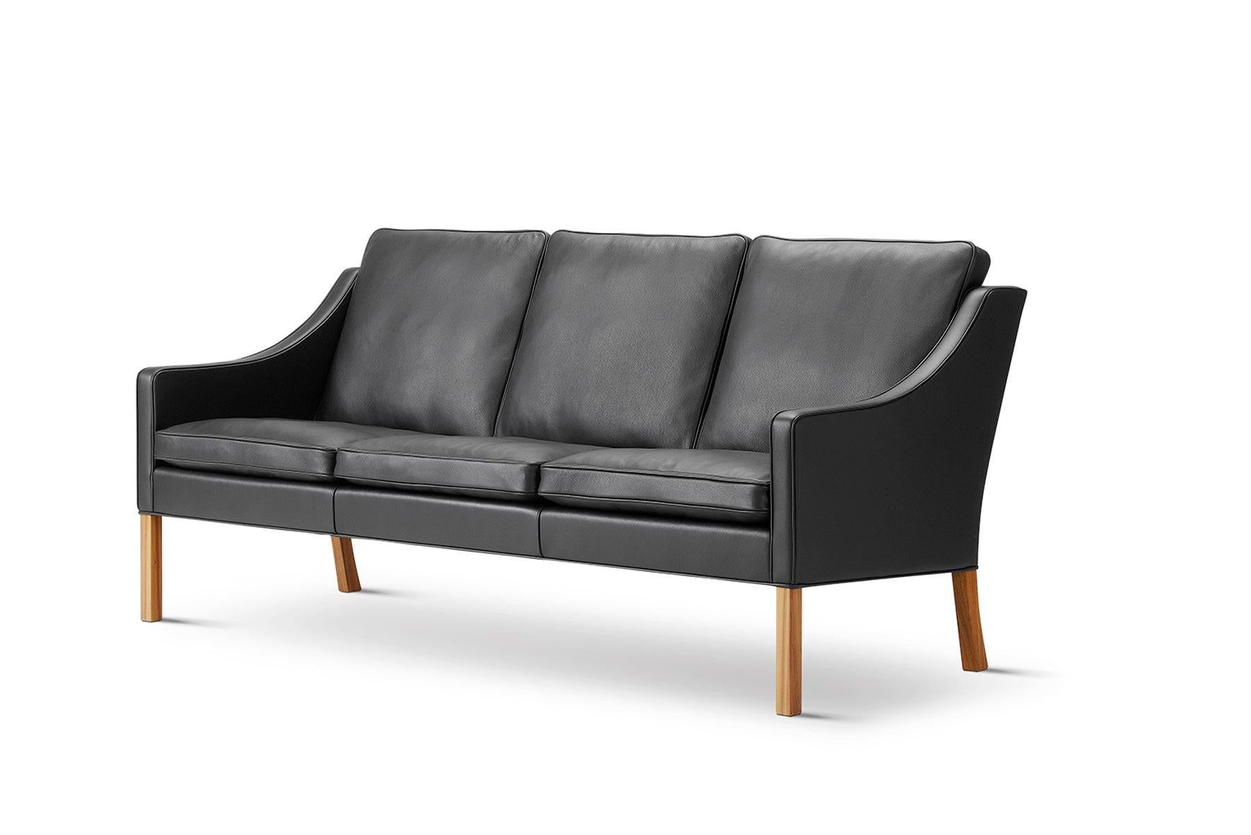 Das Dreisitzer-Sofa 2209 hat eine elegant geschwungene, abgesenkte Rückenlehne und wurde 1963 von Børge Mogensen entworfen.