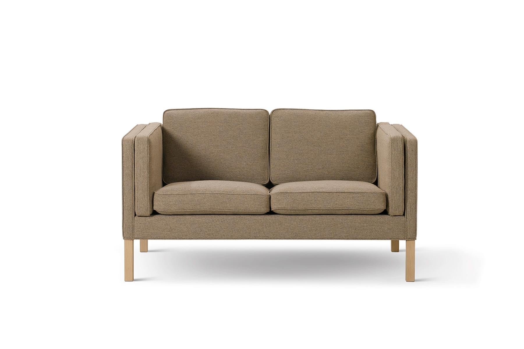 The 2332 2-seater sofa with rectangular sides was designed by Børge Mogensen in 1971. The geometric design was the conclusion of Mogensen’s Minimalist exclusive upholstered furniture range.