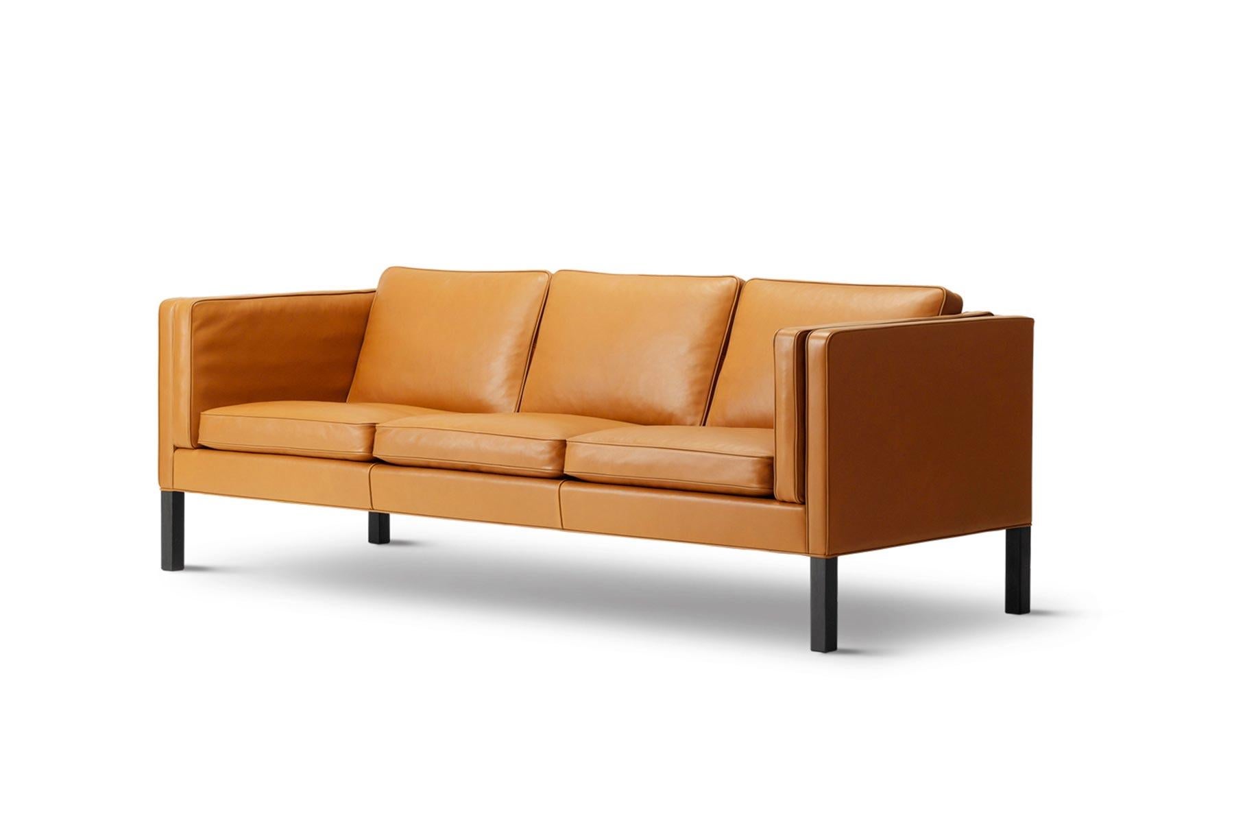 The 2333 3-seater sofa with rectangular sides was the last piece of furniture Børge Mogensen designed. The geometric design was the conclusion of Mogensen’s minimalist exclusive upholstered furniture range.