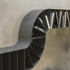 Libreria da parete a moduli curvi Mogg Binaria – Finitura in ferro – Design di DSIGNIO