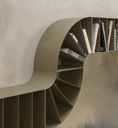 Libreria da parete a moduli curvi Mogg Binaria – Finitura Champagne – Design di DSIGNIO