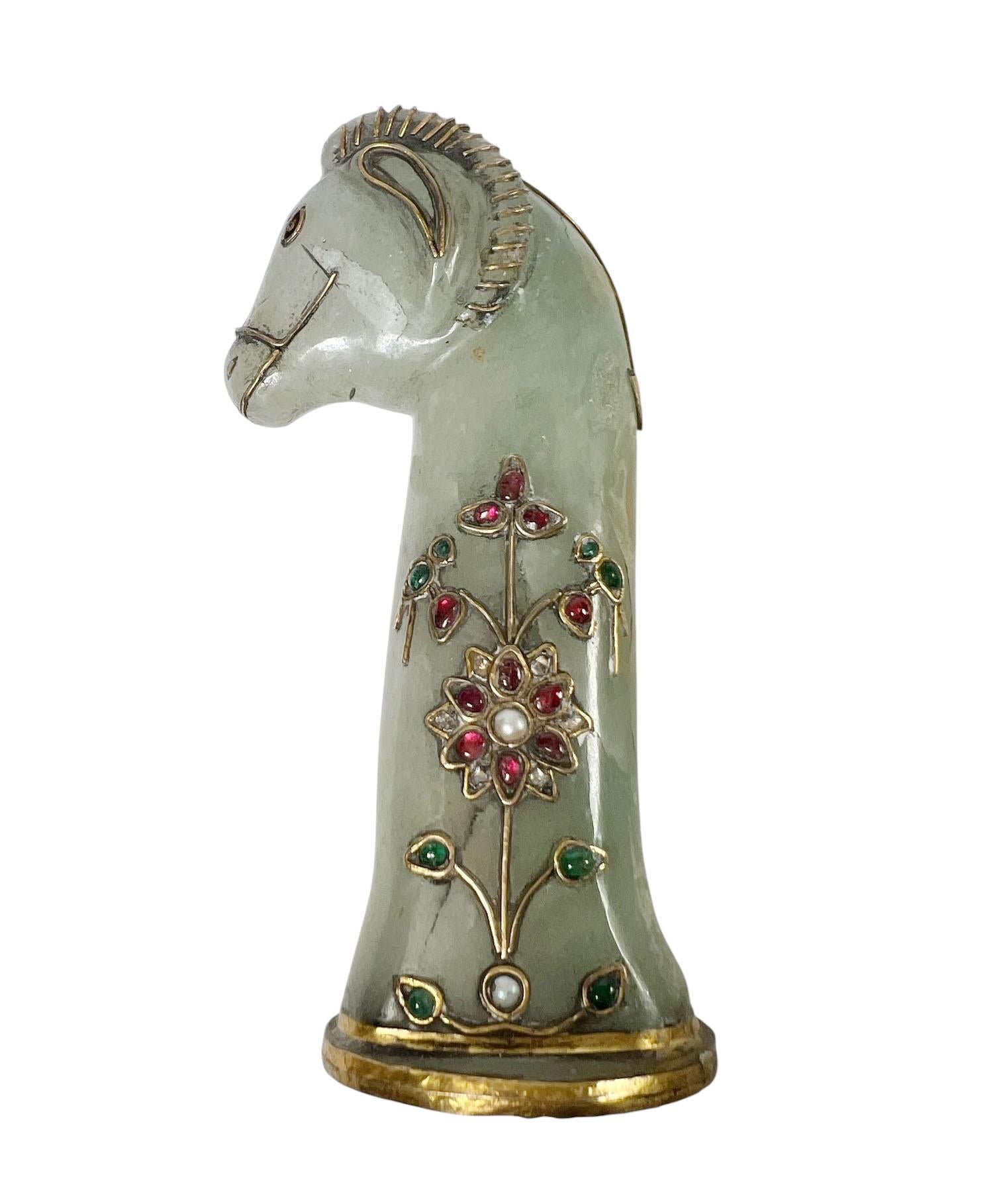 Ein außergewöhnlicher Mogul-Jadegriff aus der Zeit um 1890-1900, fein verziert mit eingelegten Edelsteinen wie Rubinen, Smaragden und Kristallen. Die Jade wurde sorgfältig geschnitzt und poliert, ihre glatte Oberfläche wird durch das lebendige