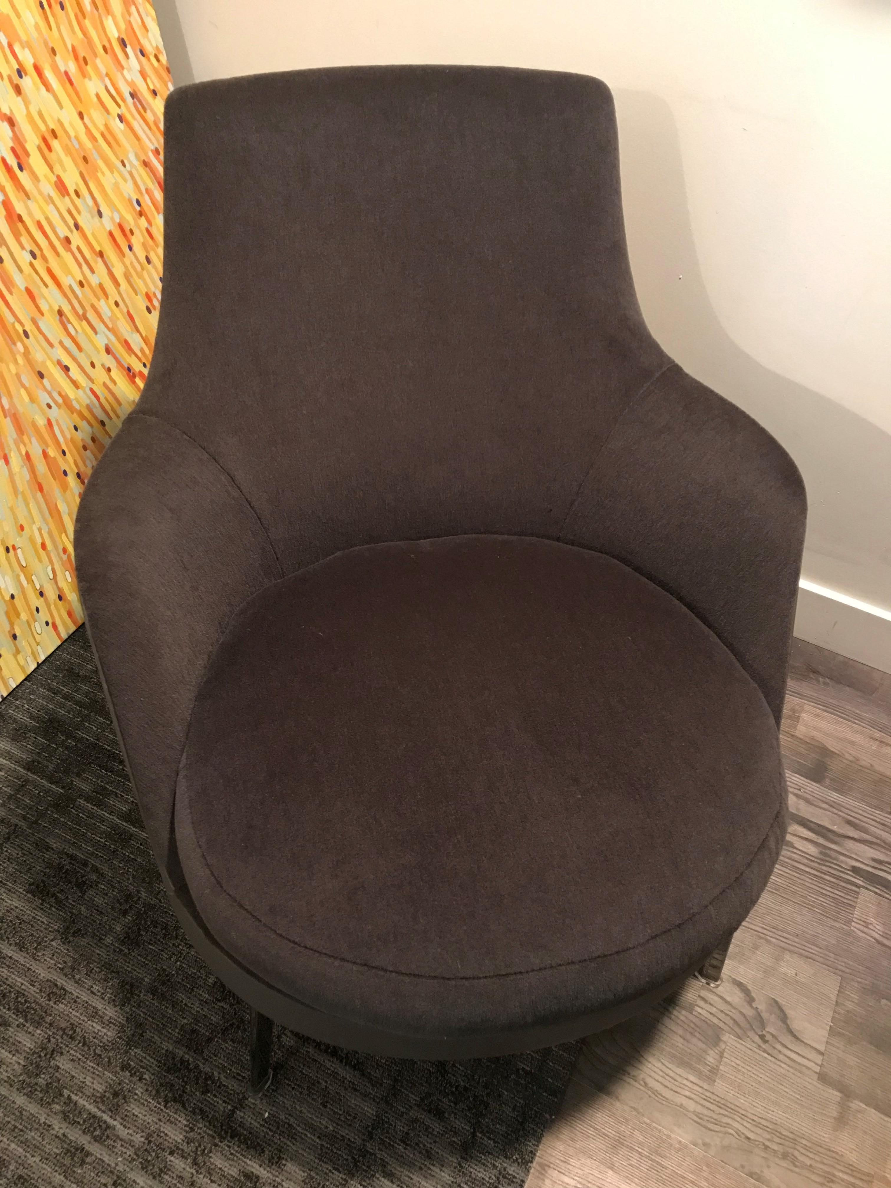 Meet the Guscioalto soft armchair by Flexform. Grey mohair upholstery, with leather frame, sitting on a bronzed metal base, the Guscioalto Soft is a powerful encapsulation of elegance and inviting warmth. It possesses enveloping lines and impeccable