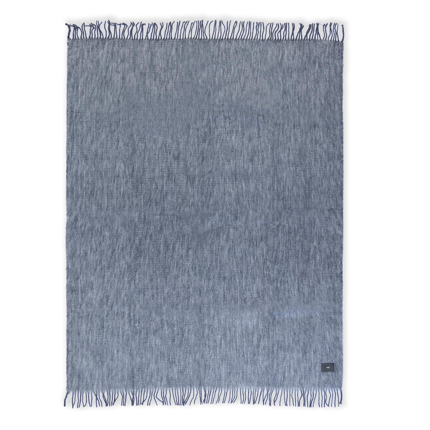 Il Mohair più pregiato viene trattato da maestri cardatori, tosatori, tintori e tessitori per creare una coperta diversa da tutte le altre. Realizzata con un processo di tessitura completamente manuale secondo una tradizione che risale al XV secolo,