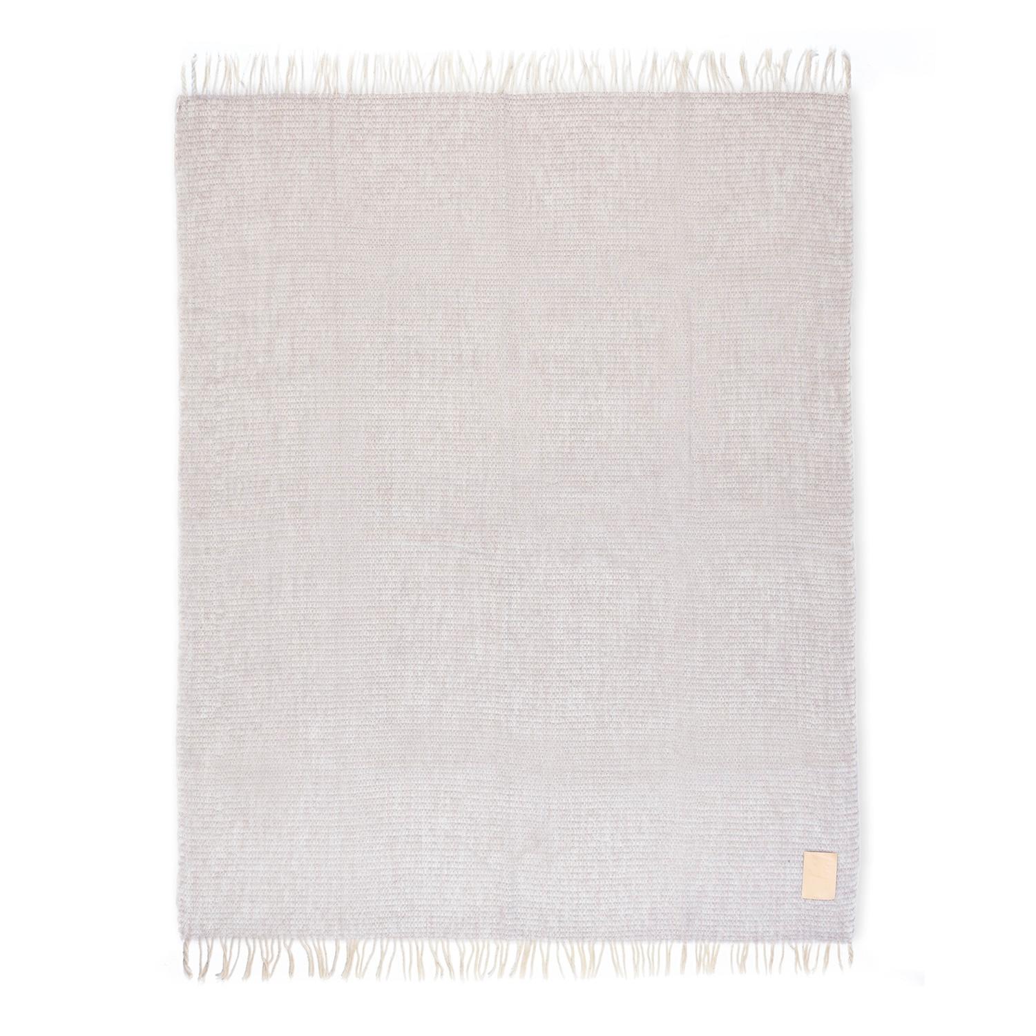 Il Mohair più pregiato viene trattato da maestri cardatori, tosatori, tintori e tessitori per creare una coperta diversa da tutte le altre. Realizzata con un processo di tessitura completamente manuale secondo una tradizione che risale al XV secolo,