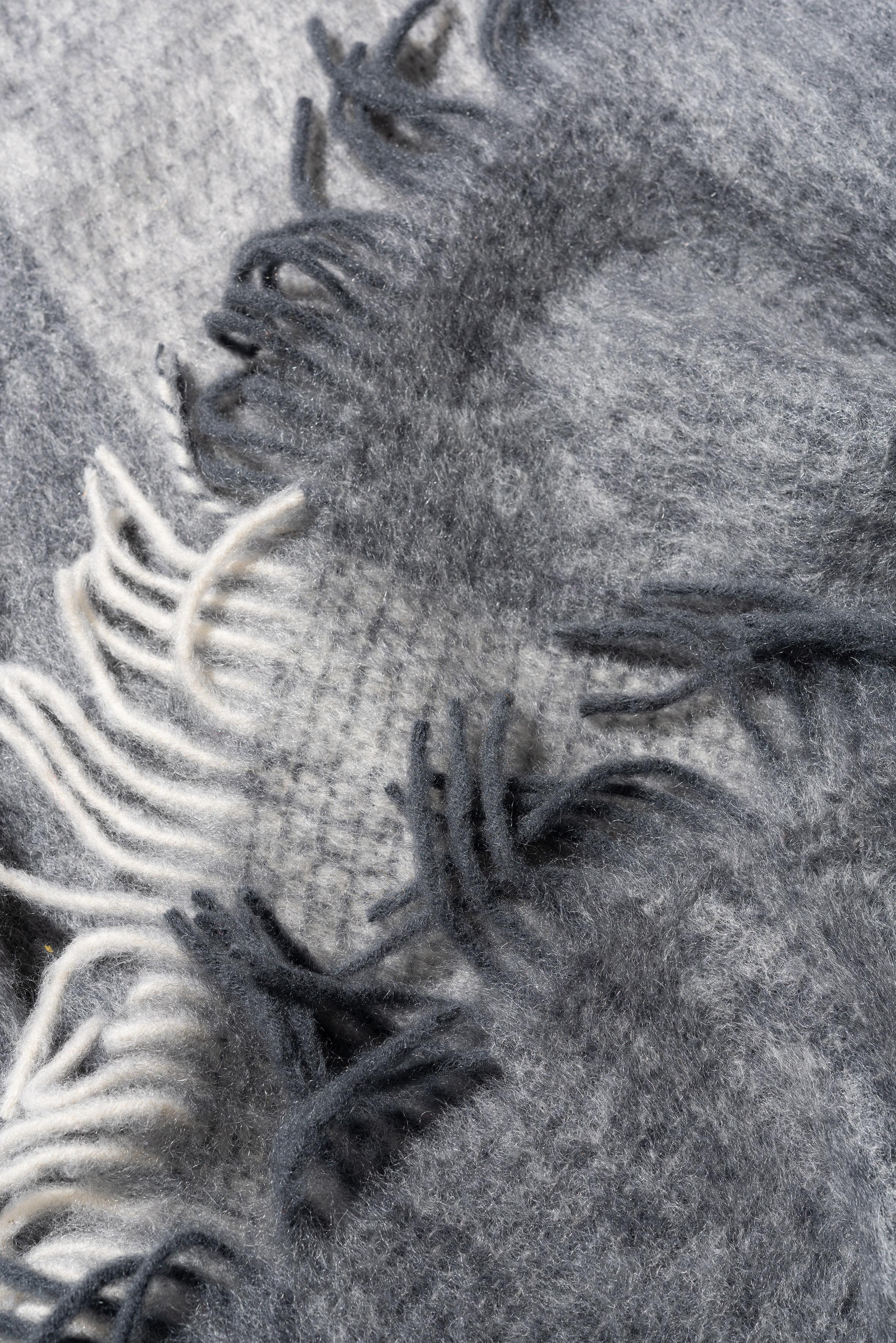 Mohair-Deckendecke Grau gewebt aus Mohair und Wolle von Catharina Mende (Moderne) im Angebot