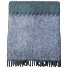 Couverture en mohair avec surpiqûres en daim gris clair et foncé, en stock