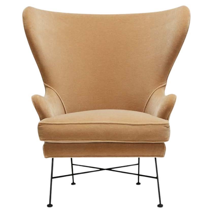 Der Highland Wingback Chair ist ein skulpturaler, breiter Stuhl mit minimalem Metallgestell und daunengepolstertem Sitzkissen.

 Die Lawson-Fenning Collection'S wird in Los Angeles, Kalifornien, entworfen und handgefertigt. Wenden Sie sich an uns,