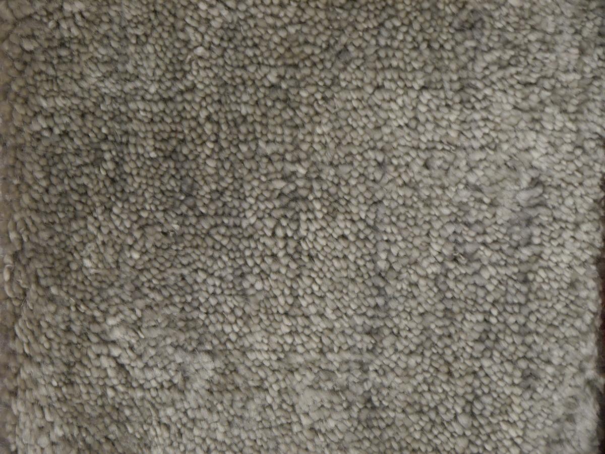 Ein 100% reiner Mohair-Teppich, handgeknüpft.

Exklusiver Teppich im zeitgenössischen Stil, handgeknüpft aus reinem Mohair.
Unsere Kollektion hochwertiger Perfect Plains Designer-Teppiche wird in Indien von ausgezeichneten Kunsthandwerkern