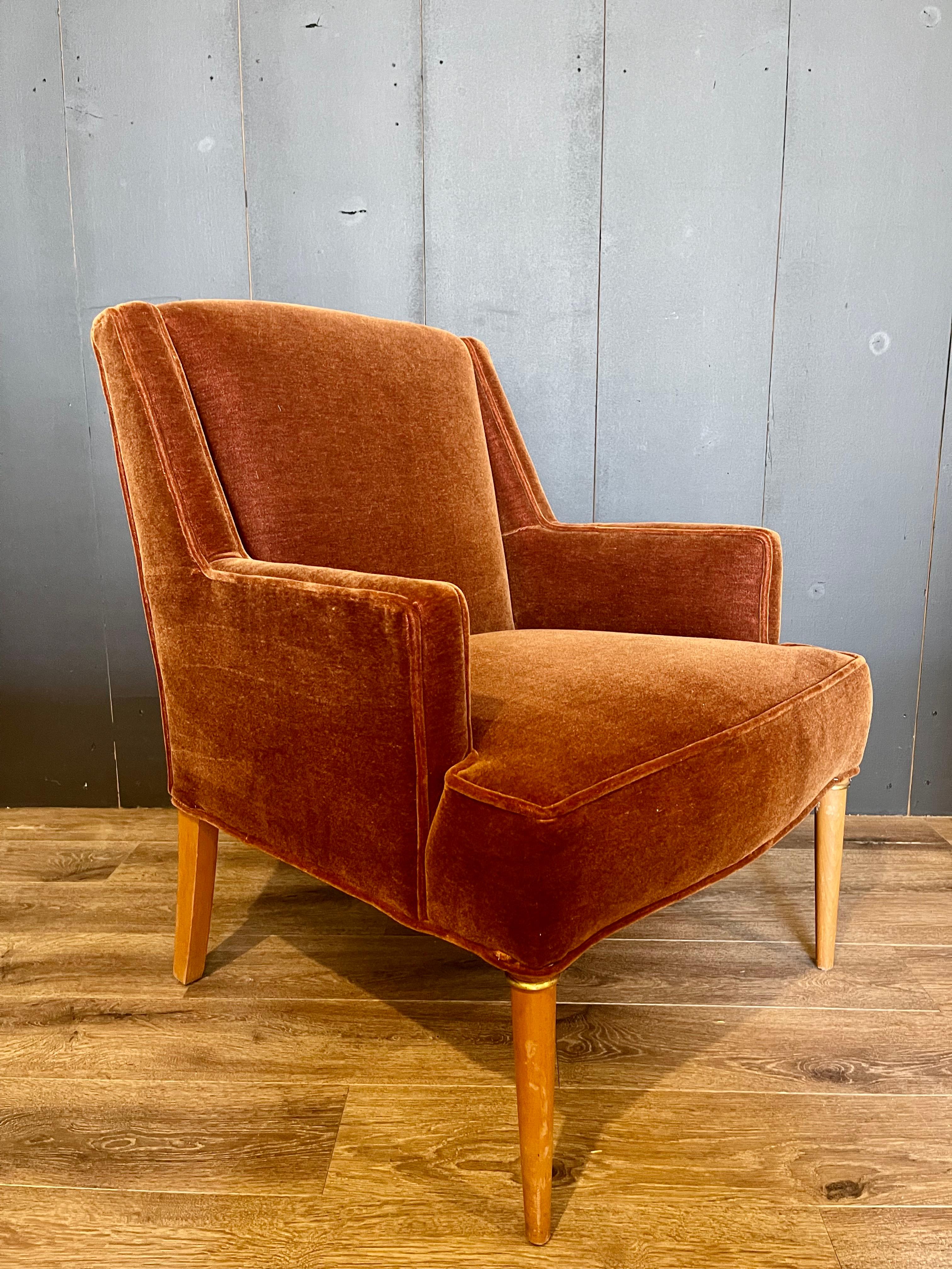 Dieser moderne Mohair-Stuhl aus der Mitte des Jahrhunderts verbindet nahtlos ikonisches Design mit luxuriösem Komfort. Dieser mit viel Liebe zum Detail gefertigte Stuhl zeichnet sich durch eine schlanke Silhouette mit klaren Linien und konisch