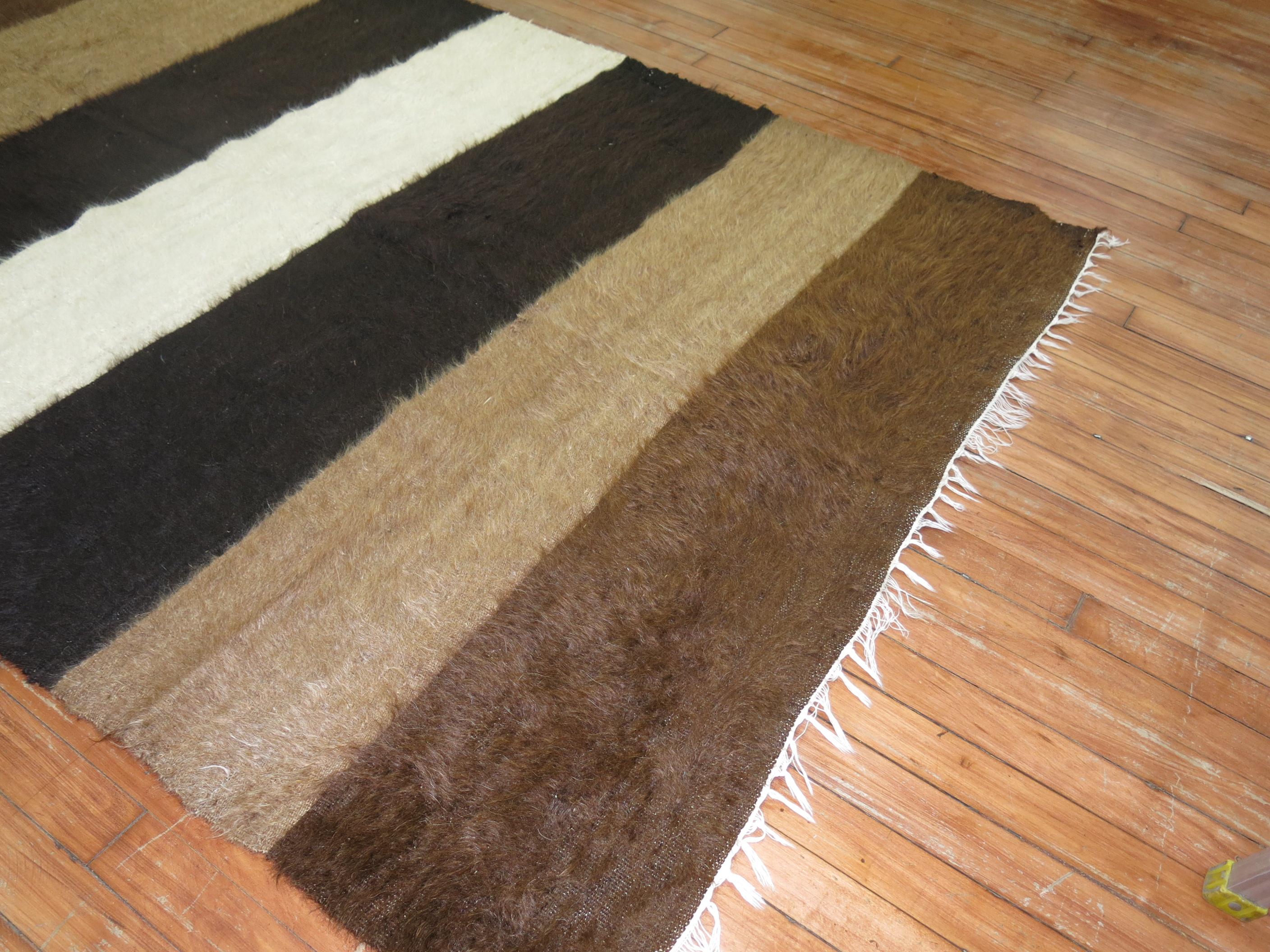Ein einzigartiger türkischer Sirt-Teppich aus der Mitte des 20. Jahrhunderts, gewebt aus Mohairwolle. 

Maße: 4'3