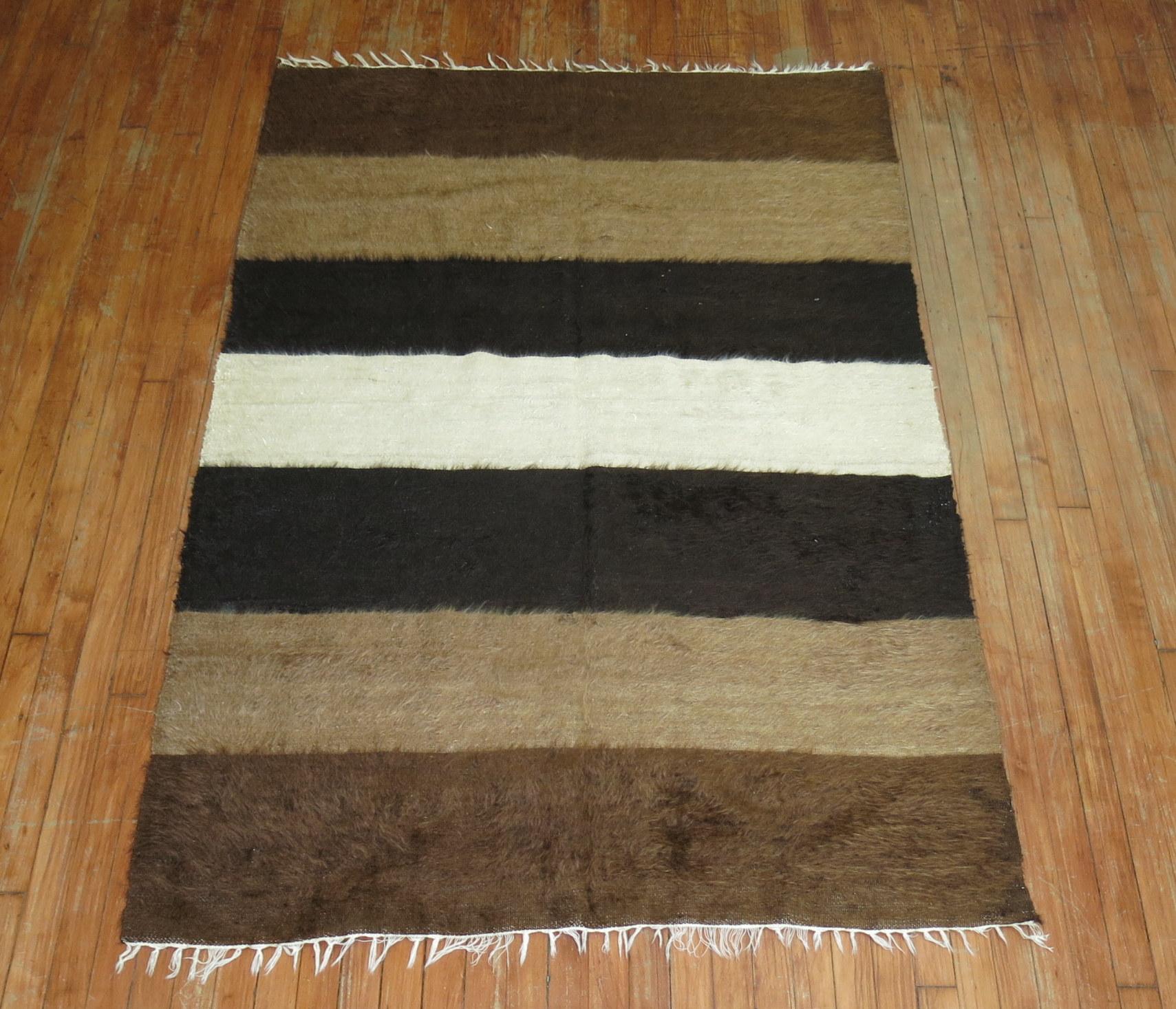Mohair Modernist Schwarz Elfenbein Braun Farbe Türkisch Zeitgenössischer Teppich (Mohairwolle) im Angebot