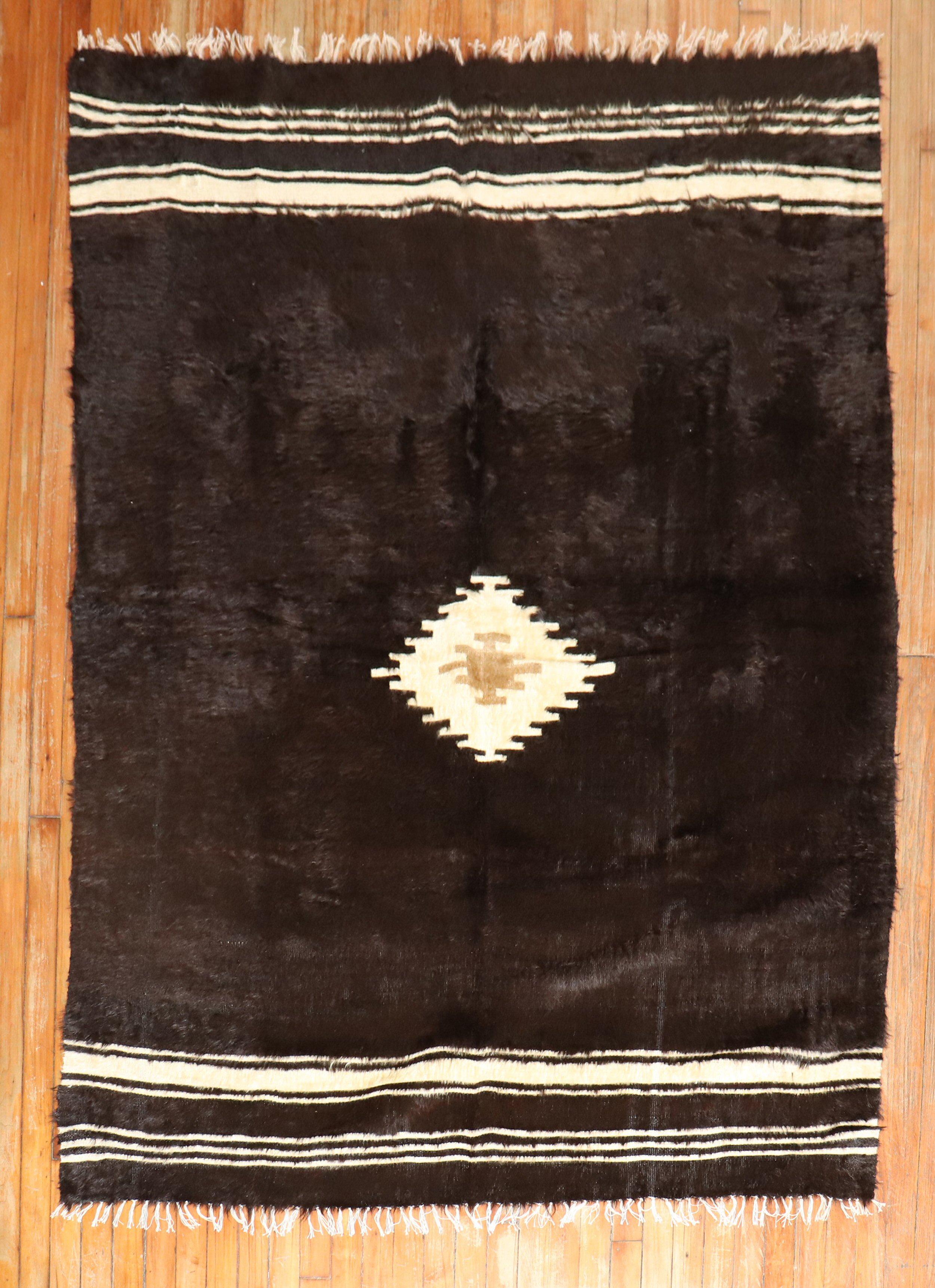 Tapis vintage en laine mohair angora en noir et ivoire.

Mesures : 5' x 6'7''.