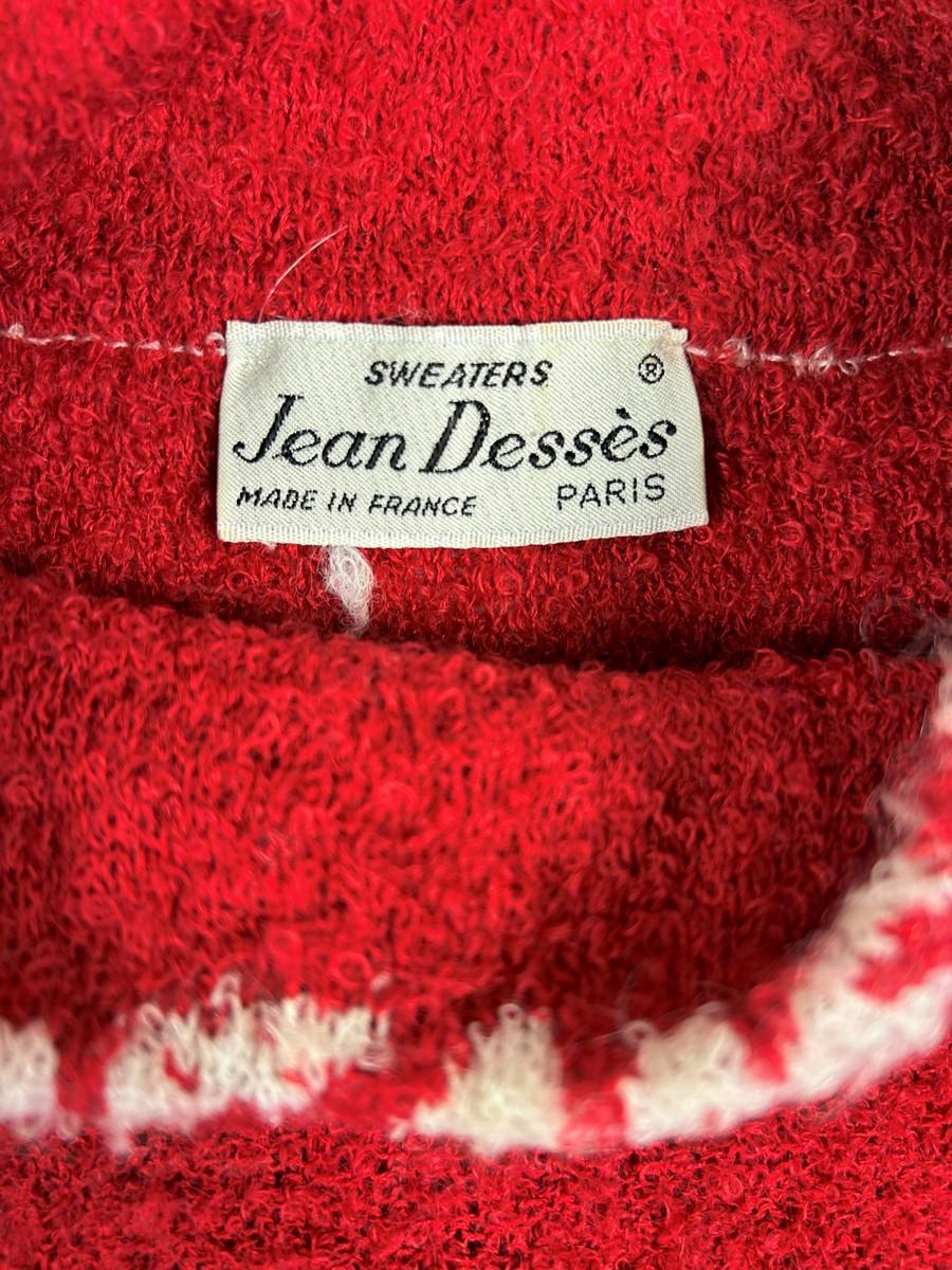 Circa 1968
Francia
Un completo composto da maglione e gonna in mohair lavorato a maglia, in rosso 'Babbo Natale' di Jean Dessès, con l'etichetta Sweaters, la sua ultima linea di prêt-à-porter intorno al 1965, prima che la sua azienda chiudesse nel