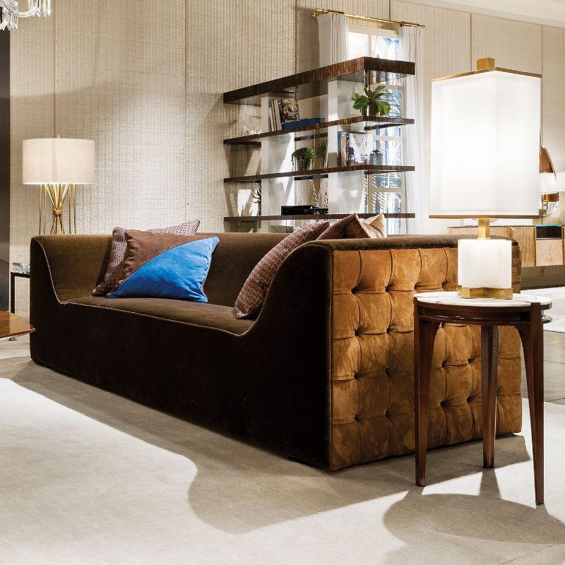 Dieses wunderschöne Dreisitzer-Sofa zeichnet sich durch eine atemberaubende getuftete Rückenlehne aus, die mit kostbarem Wildleder gepolstert und innen mit einem weichen und glatten Mohair-Samtstoff bezogen ist. Es wird sowohl in modernen als auch