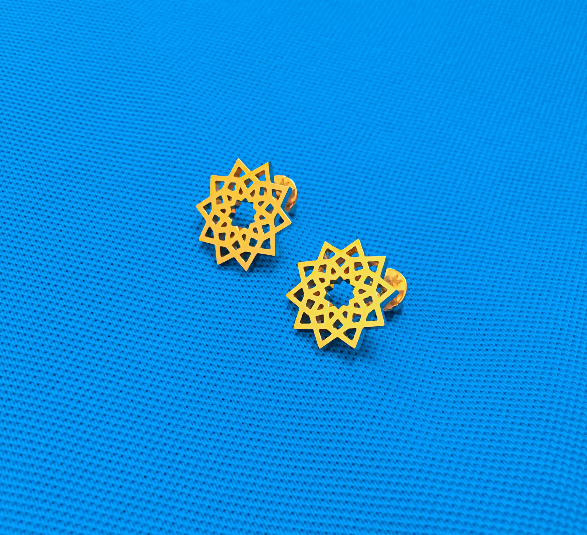 Arabesque Deco Andalusian Style Stud Earrings in 18kt Gold In New Condition For Sale In Dubai, AE