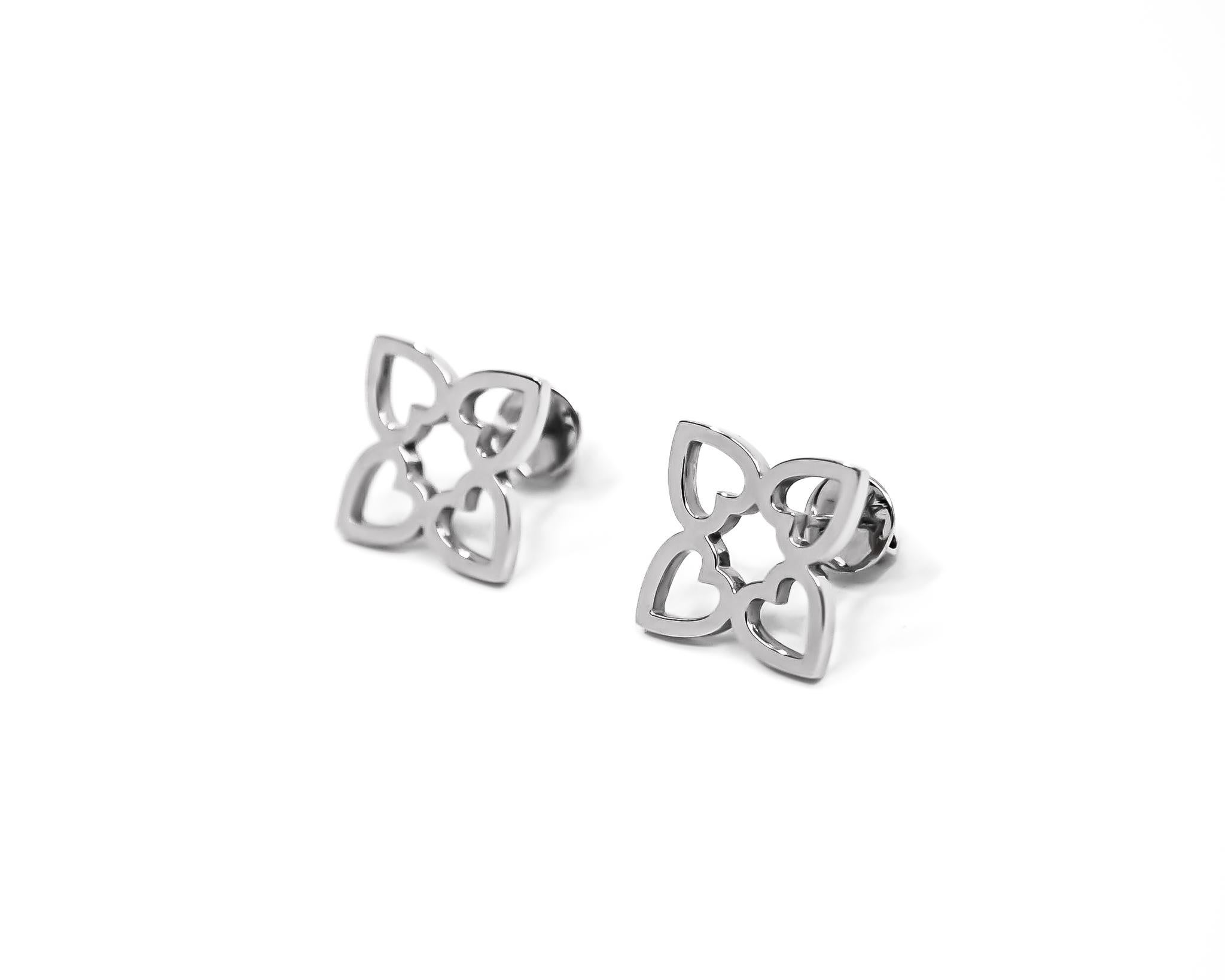 Connected Hearts Stud Earrings in 18kt White Gold In New Condition For Sale In Dubai, AE