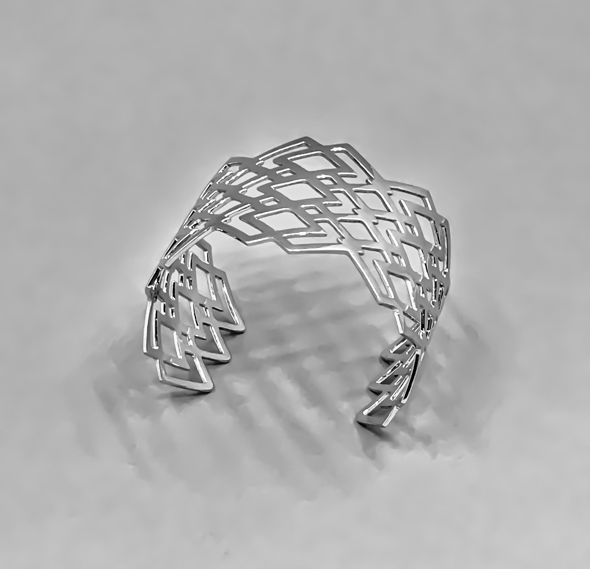 Geometric Cuff Bracelet in 18kt White Gold In New Condition For Sale In Dubai, AE