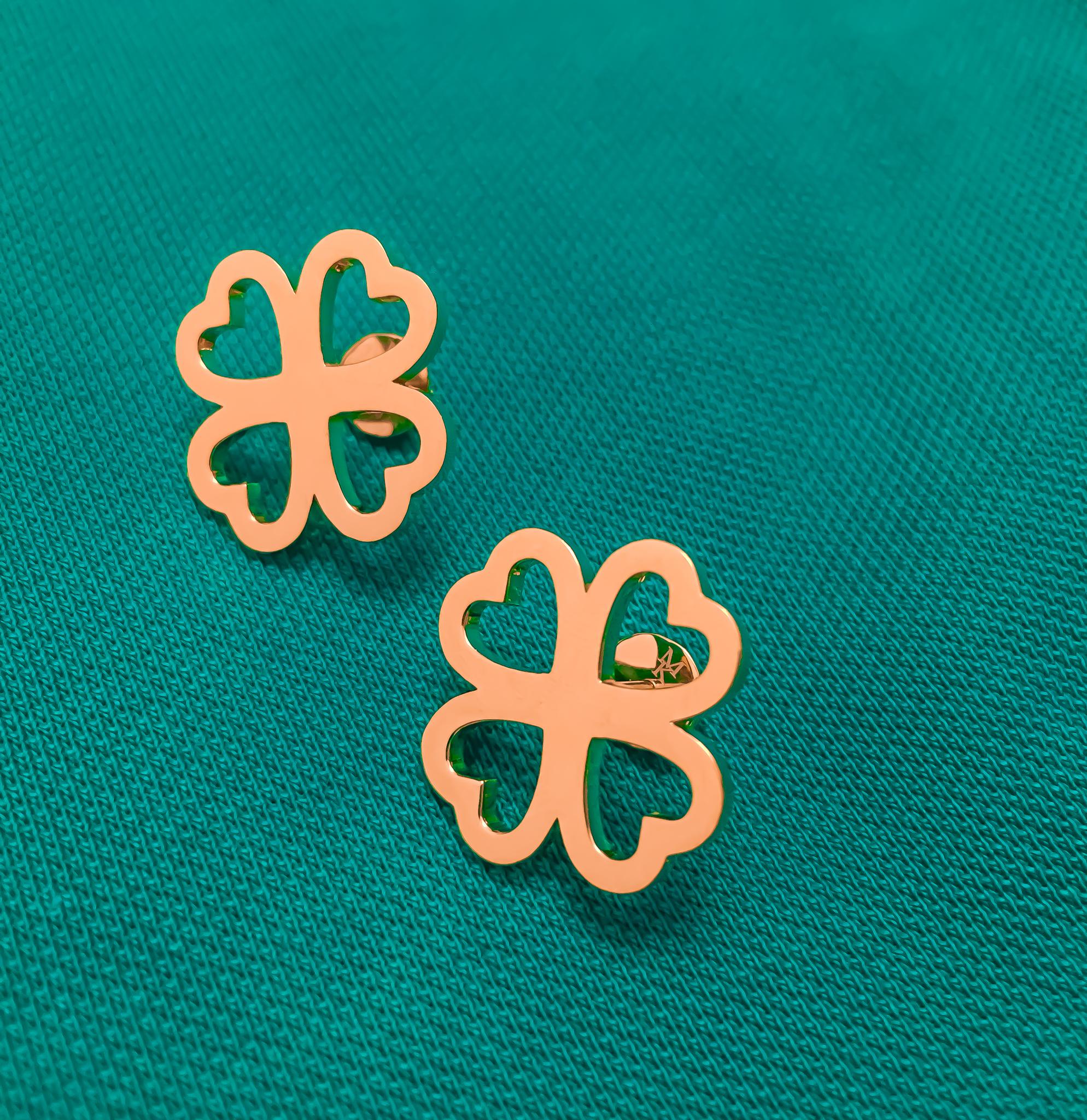 Orecchini a perno a forma di fiore di cuore in oro rosa 18 carati

Push back per orecchini con piercing.