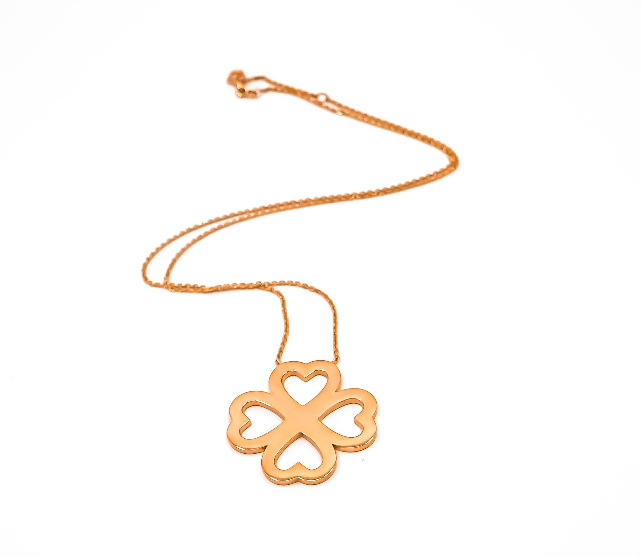 Heart Blossom Pendant Necklace in 18kt Rose Gold In New Condition For Sale In Dubai, AE