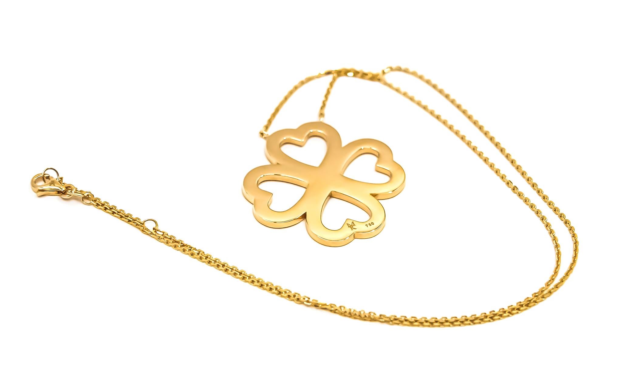 Heart Blossom Pendant Necklace in 18kt Gold In New Condition For Sale In Dubai, AE