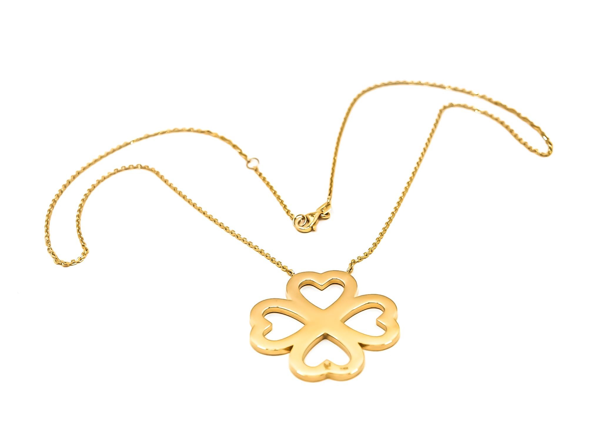 Women's Heart Blossom Pendant Necklace in 18kt Gold For Sale