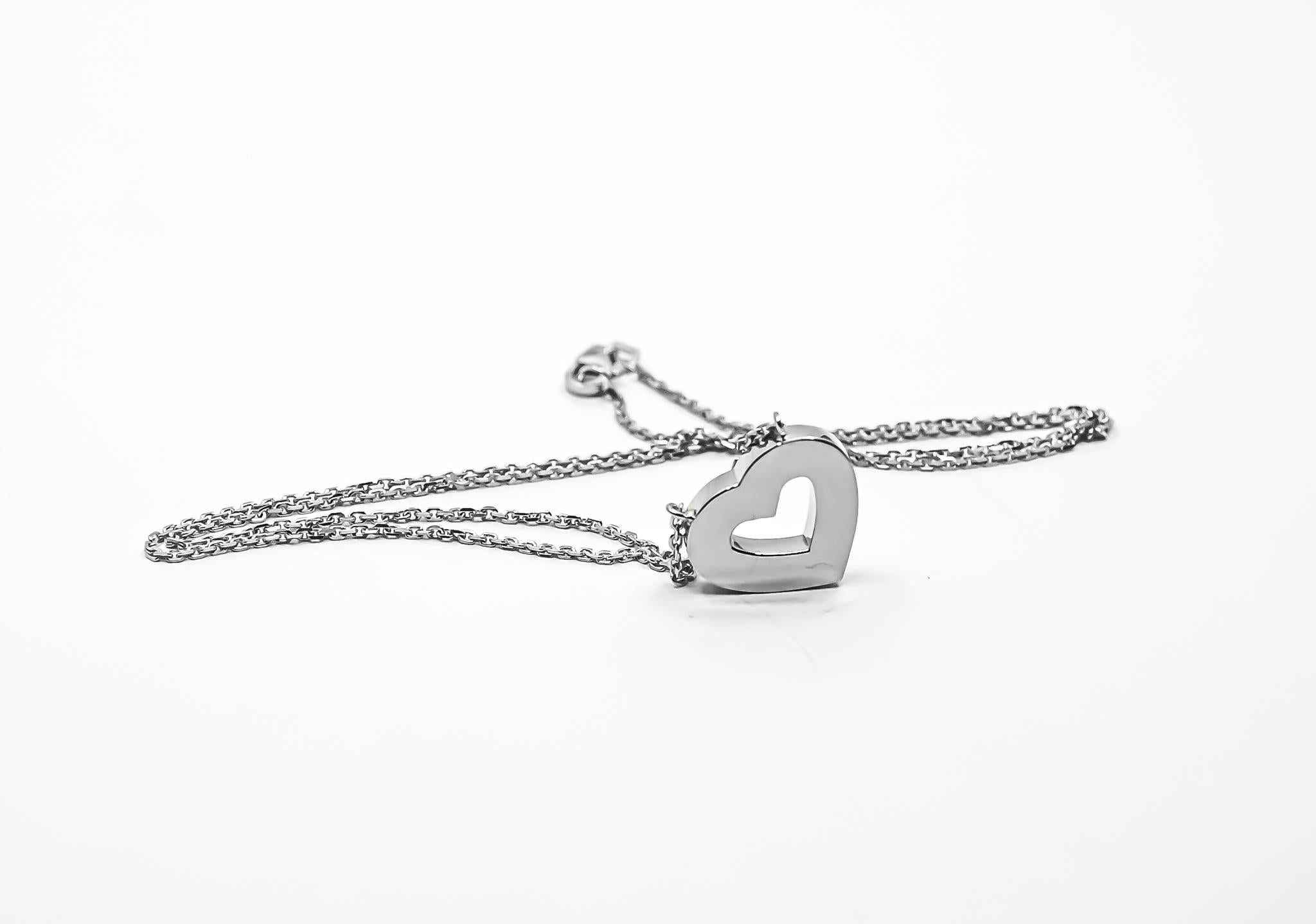 Romantic Heart Pendant Necklace in 18kt White Gold For Sale