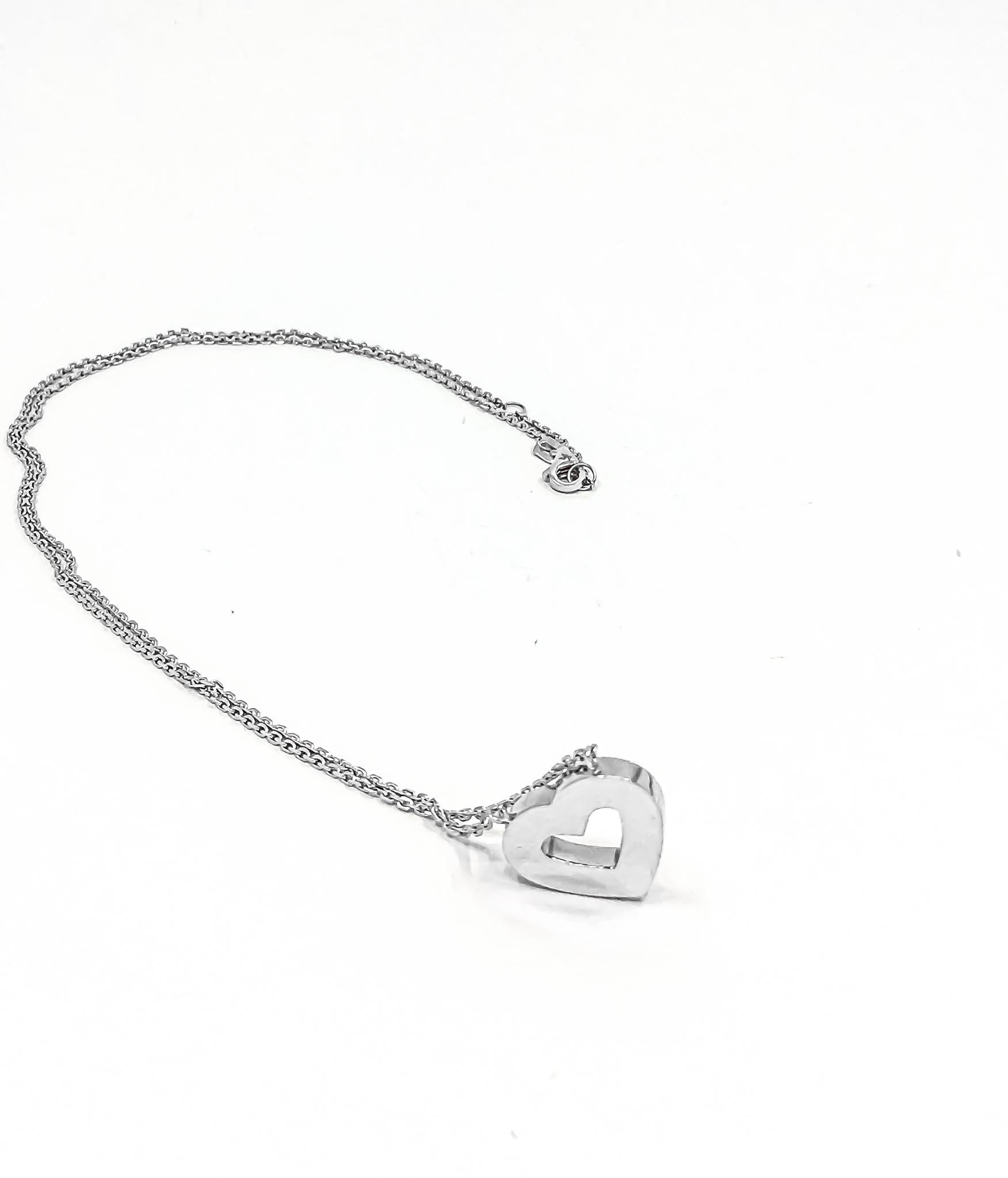 Heart Pendant Necklace in 18kt White Gold In New Condition For Sale In Dubai, AE
