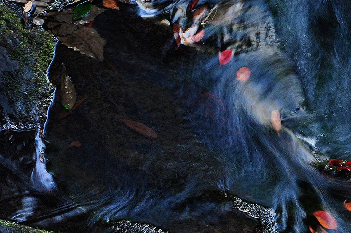 Photographie de chutes d'eau, couleur, bleu, rouge, vert de l'artiste indien « en stock » - Noir Landscape Photograph par Mohan L. Mazumder