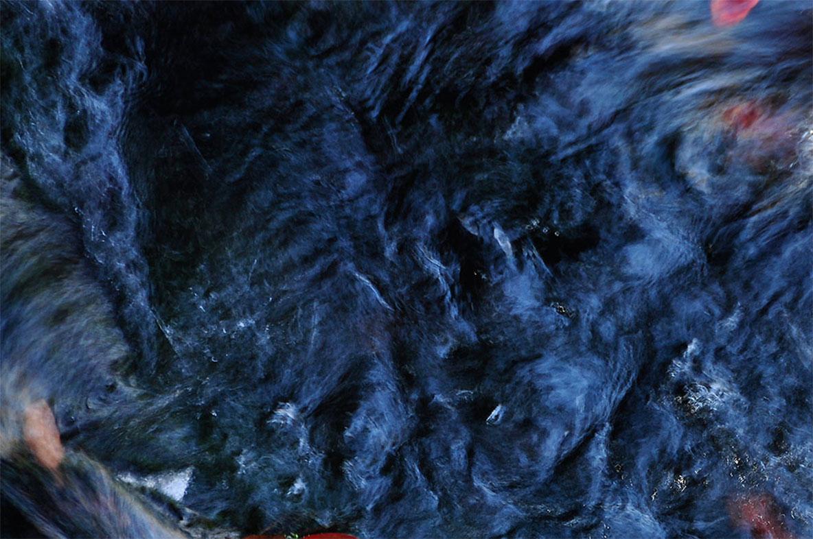 Wasserfälle, Farbfotografie, Blau, Rot von indischer Künstler, „Auf Lager“ – Photograph von Mohan L. Mazumder
