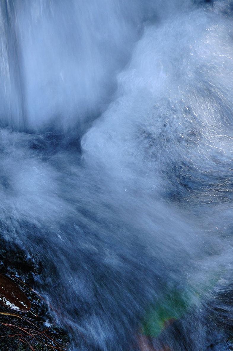 Magnifique photographie de chutes d'eau, couleur, bleue, verte, de l'artiste indien « en stock » - Contemporain Photograph par Mohan L. Mazumder