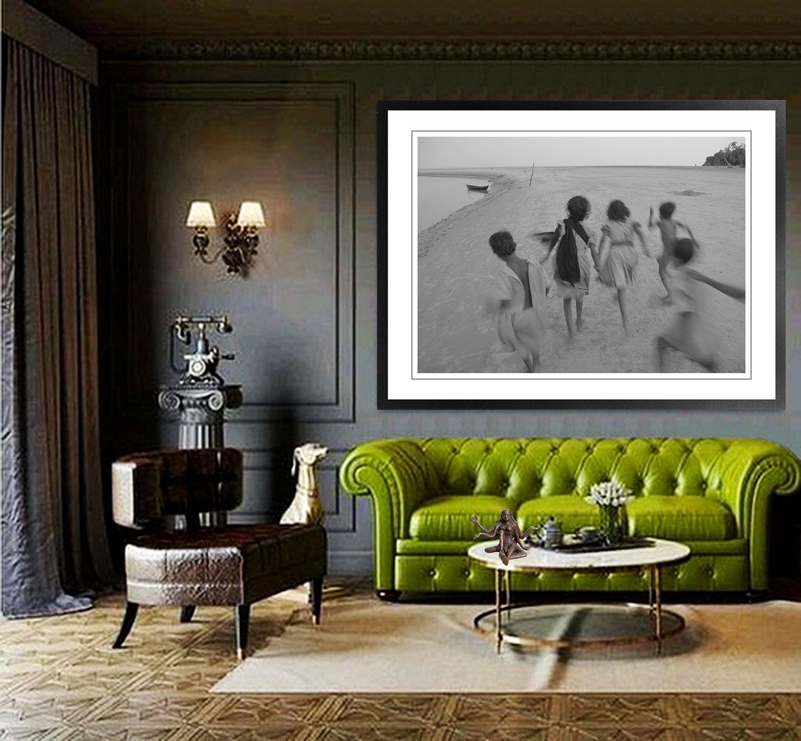 Enfants rurals jouant, photographie en noir et blanc de l'artiste indien « en stock » en vente 1