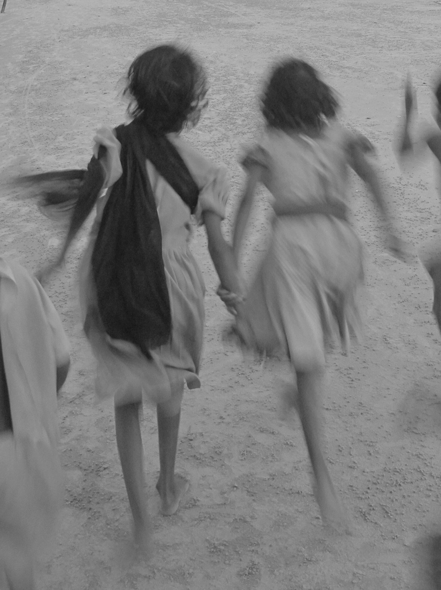 Enfants rurals jouant, photographie en noir et blanc de l'artiste indien « en stock » - Photograph de Mohan L. Mazumder