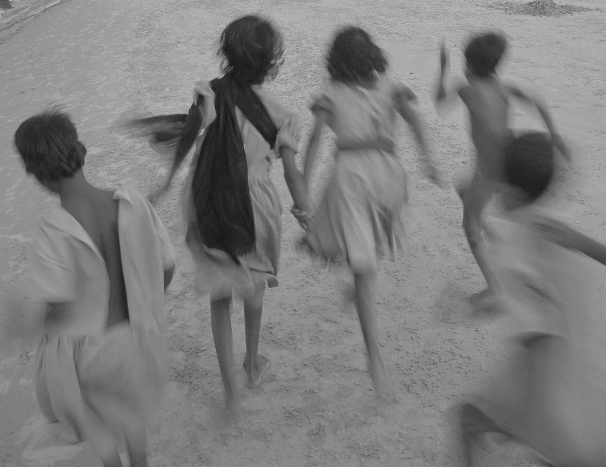 Enfants rurals jouant, photographie en noir et blanc de l'artiste indien « en stock » - Contemporain Photograph par Mohan L. Mazumder